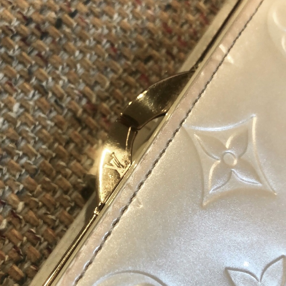 LOUIS VUITTON Ivory Vernis Leather Kiss Lock Bifold Wallet MI0076 - Picture 15 of 17